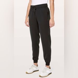 Lululemon on the fly black jogger sz 4